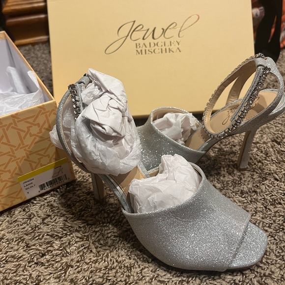 Women’s silver heel- size 7 - Picture 3 of 4